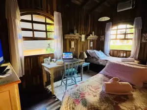 AnyConv.com__Chalet Máster - dormitório solteiro com 02 camas e mesa de trabalho I (1)