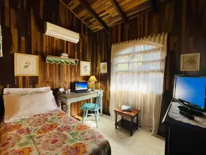 AnyConv.com__Chalet Quádruplo - Quarto solteiro com mesa para trabalho