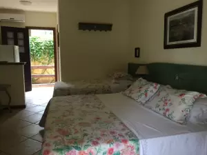 AnyConv.com__Quarto triplo com varanda e vista jardimII (1)