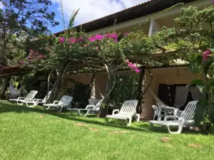 AnyConv.com__Quartos de luxe com vista para o mar da Praia Brava - vista externa (1)