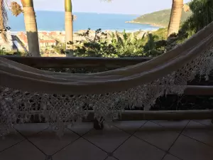 AnyConv.com__Varanda com rede com vista para o mar de Praia Brava II