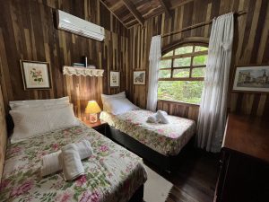 Dormitório com 02 camas de solteiro do Chalet Quadruplo